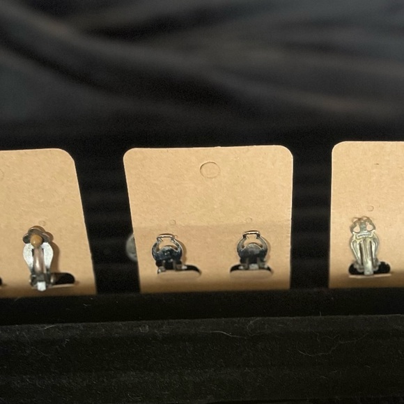 3 Pair of Vintage Clip-on Earrings - Picture 6 of 6
